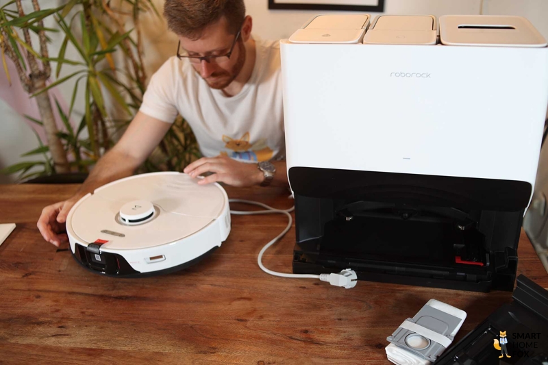 Член команды Smart Home Fox смотрит на Roborock S8 Pro Ultra.